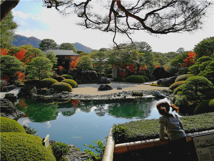 徐偉林  照片主題為“思”小女孩以湖為鏡在思考，為什么日本的園林能做的這么精細？主要原因是日本人在對工作的態度與工作的熱情度。.jpg